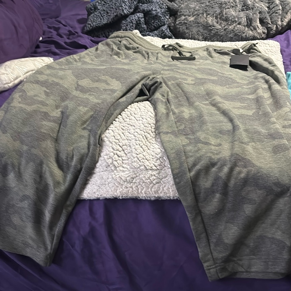 Camo capri joggers with drawstrings pockets in front and pocket in back